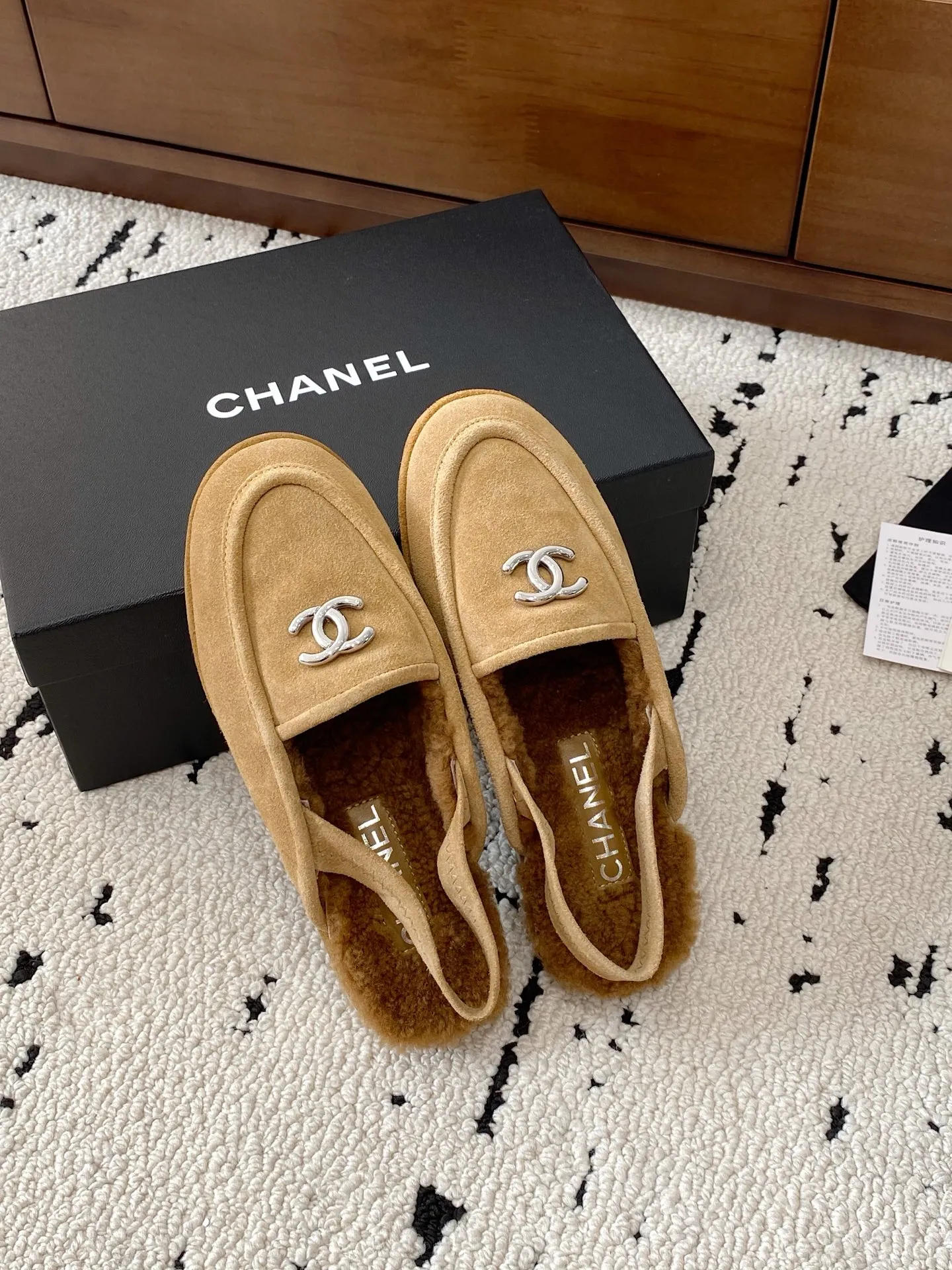 👟👟Ex-factory price 640👟👟 🍀CHANEL25s Chanel Mary Jane beanie hair slippers, a hot new release in the early autumn series, this season's hot item from the fragrance family! I really fell in love at first sight, the classic color matching is perfect!  Really super personalized, which is the biggest highlight of this shoe. The eye-catching but not exaggerated design is super cool for daily use. It is super versatile whether paired with pants, sweaters or skirts. It looks good no matter how you wear it. The more you look at it, the more you like it! Upper: imported sheep leather. Lining: original developed lamb wool. Outsole: Italian leather outsole. Size: #35-41 (40 41 custom-made, non-refundable) 👉 👉